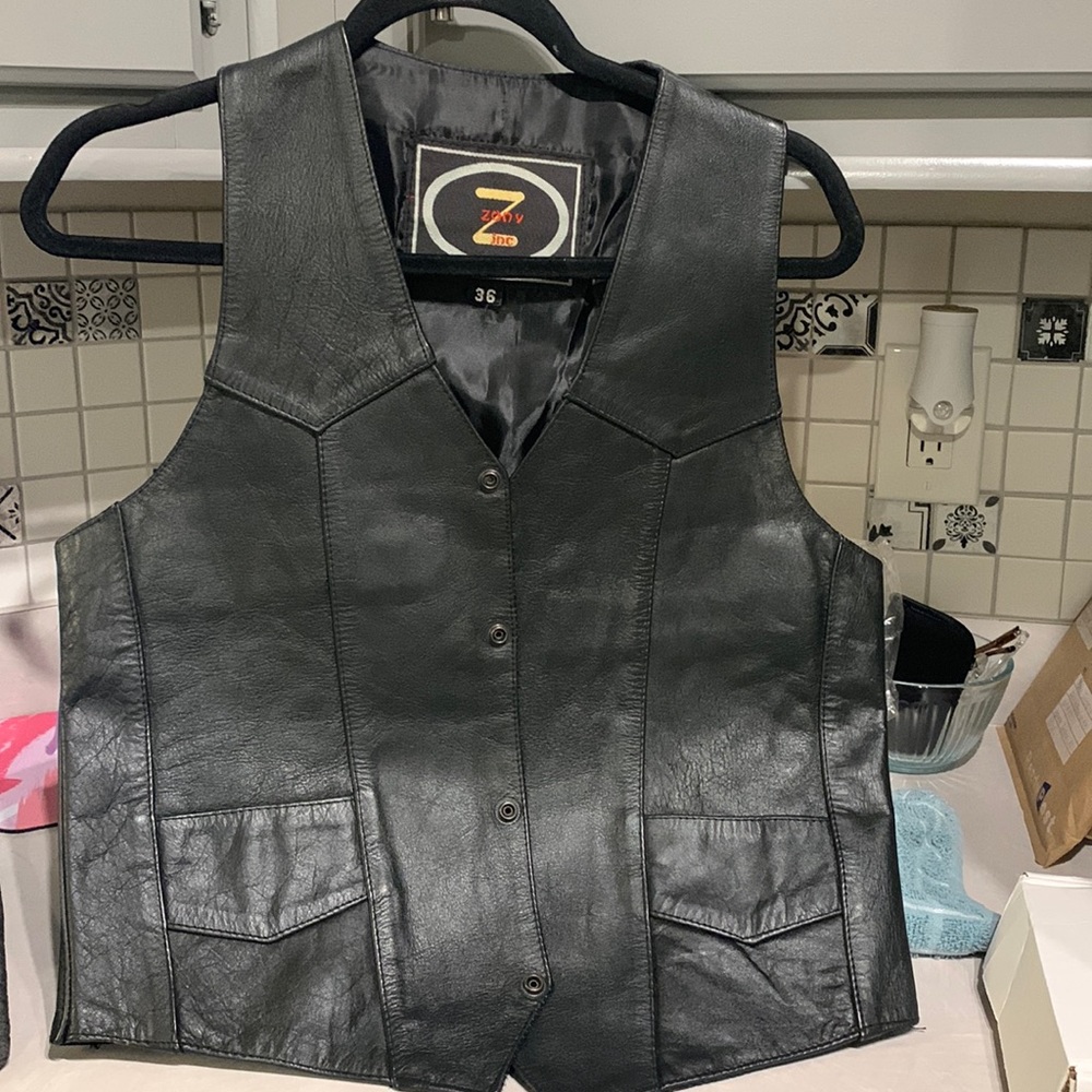 Never worn Zony Black leather lining men’s motorcycle biker vest